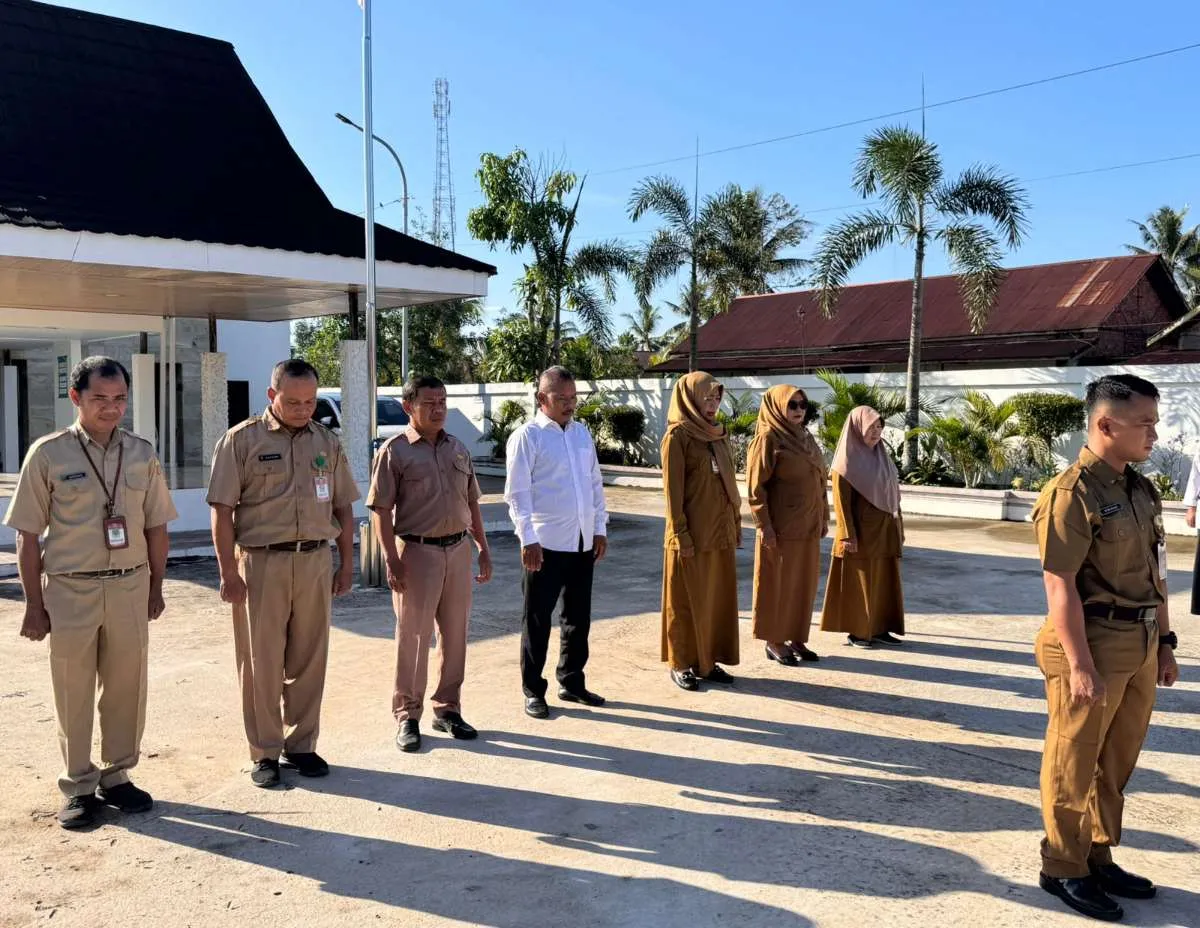 Rutinitas apel Pagi di Lingkungan Pemerintahan Kelurahan Sindang Sari.