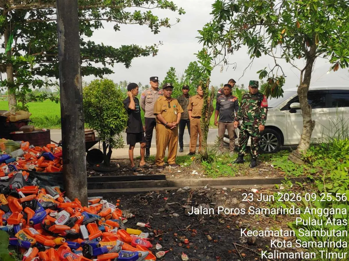 Memberi Himbauan dan Teguran Tentang kebersihan sampah kepada pengguna Bengkel di Lingkungan RT 9 Jalan Poros Smd-Anggana. 