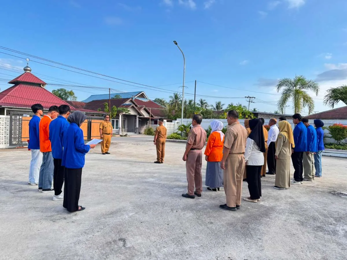 Rutinitas apel pagi di Pemerintahan Kelurahan Sindang Sari. 
