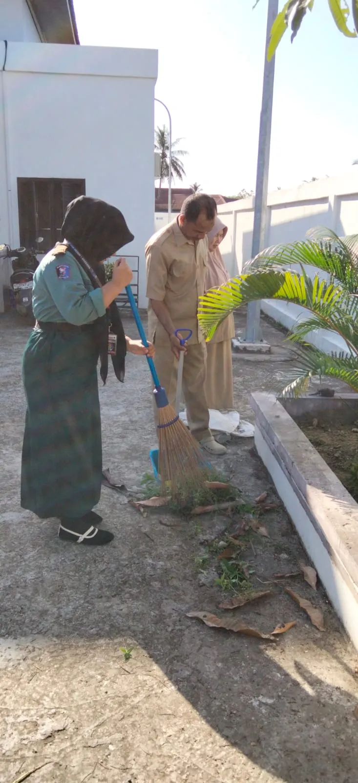 Gotong royong ASRI di Lingkungan Halaman Kantor Kelurahan Sindang Sari.