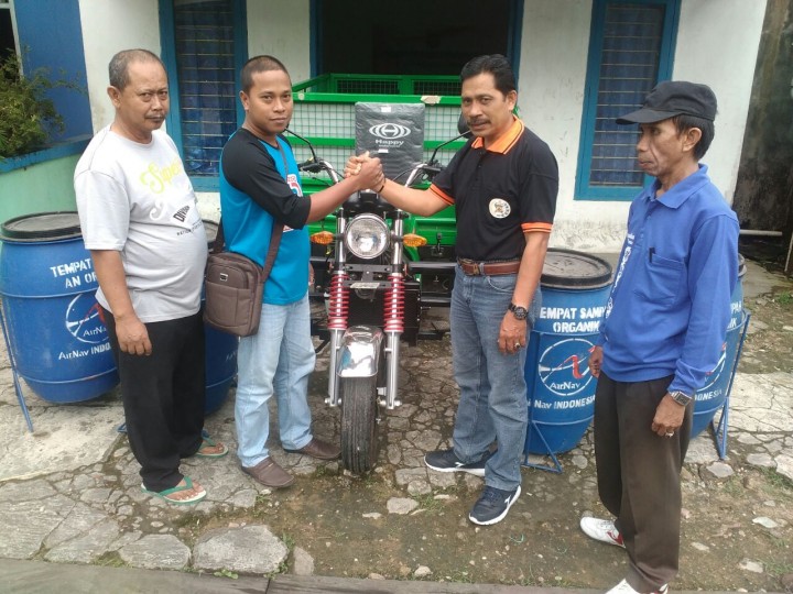 serah terima Bak sampah & angkutannya ke Kampung KB Kelurahan Sungai Dama