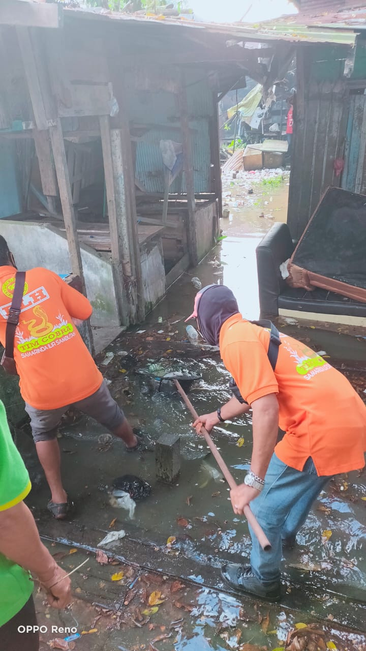 Kerja Bakti Pembersihan anak sungai karang mumus dekat pasar sungai dama lama Bersama Camat samarinda ilir, Perangkat Kelurahan (Lurah, Seklur, kasi ekobang, bendahara dan staf), DLH, LPM dan Warga