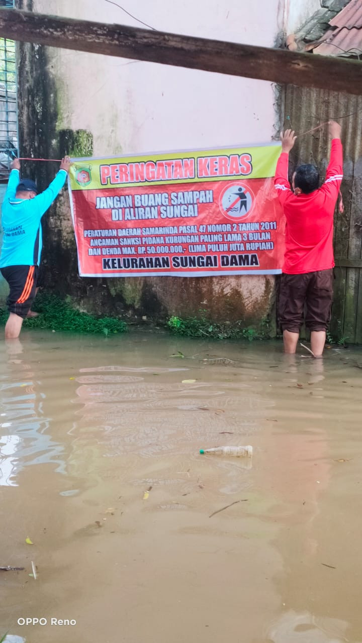 Kerja Bakti Pembersihan anak sungai karang mumus dekat pasar sungai dama lama Bersama Camat samarinda ilir, Perangkat Kelurahan (Lurah, Seklur, kasi ekobang, bendahara dan staf), DLH, LPM dan Warga