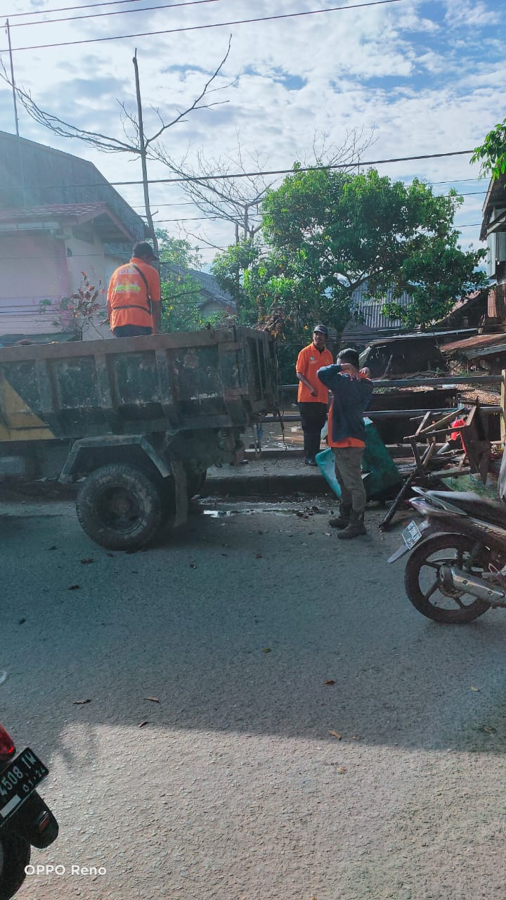 Kerja Bakti Pembersihan anak sungai karang mumus dekat pasar sungai dama lama Bersama Camat samarinda ilir, Perangkat Kelurahan (Lurah, Seklur, kasi ekobang, bendahara dan staf), DLH, LPM dan Warga