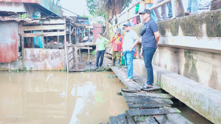 Kerja Bakti Pembersihan anak sungai karang mumus dekat pasar sungai dama lama Bersama Camat samarinda ilir, Perangkat Kelurahan (Lurah, Seklur, kasi ekobang, bendahara dan staf), DLH, LPM dan Warga