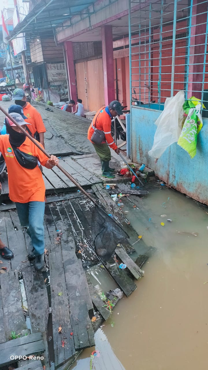 Kerja Bakti Pembersihan anak sungai karang mumus dekat pasar sungai dama lama Bersama Camat samarinda ilir, Perangkat Kelurahan (Lurah, Seklur, kasi ekobang, bendahara dan staf), DLH, LPM dan Warga