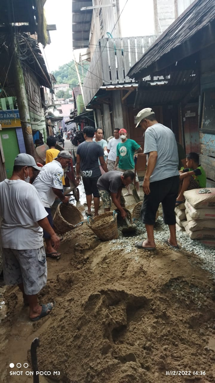 Giat Kelurahan Sungai Dama Minggu, 11 Desember 2022 melaksanakan gotong Royong Di RT.10 & 11 Jalan Pesut dan dibantu Damkar dalam membersihkan parit yang buntu.
