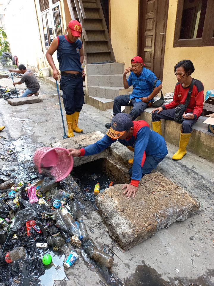Giat Kelurahan Sungai Dama Minggu, 11 Desember 2022 melaksanakan gotong Royong Di RT.10 & 11 Jalan Pesut dan dibantu Damkar dalam membersihkan parit yang buntu.