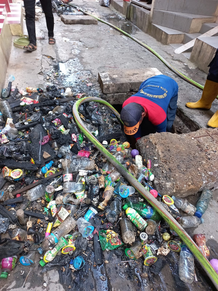 Giat Kelurahan Sungai Dama Minggu, 11 Desember 2022 melaksanakan gotong Royong Di RT.10 & 11 Jalan Pesut dan dibantu Damkar dalam membersihkan parit yang buntu.