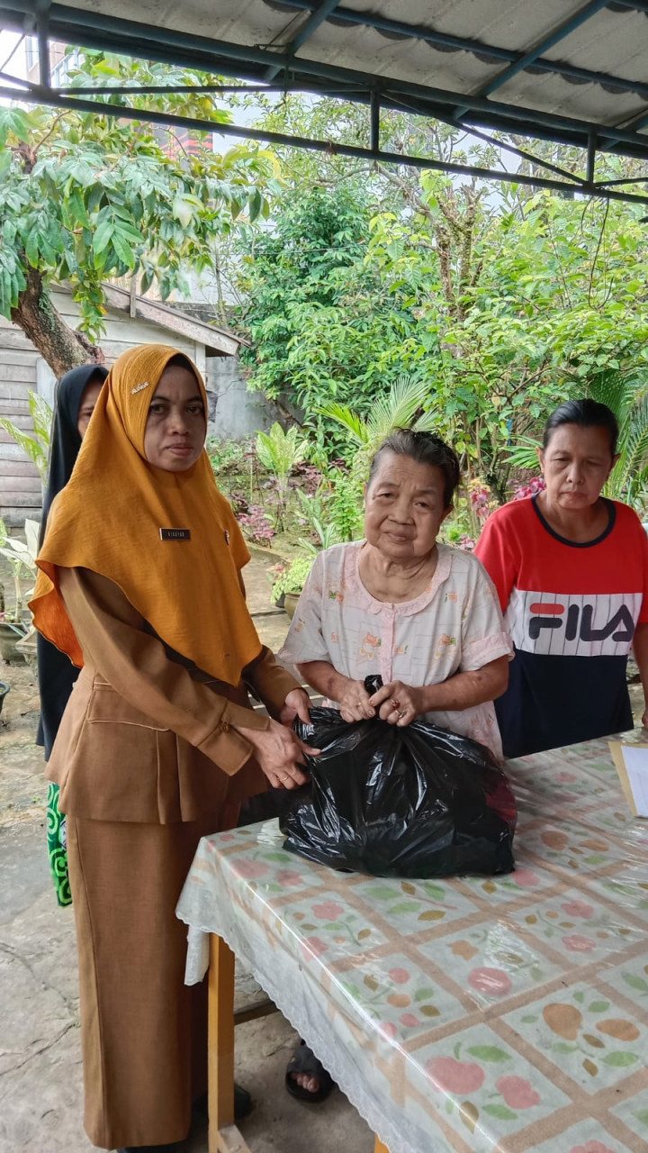 Pembagian sembako kegiatan probebaya anggaran perubahan di beberapa RT  Kelurahan Sungai Dama tahun 2022