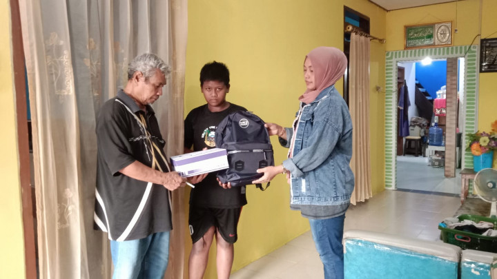 Kegiatan bantuan peralatan sekolah , baju dan jilbab  di beberapa RT   anggaran perubahan Probebaya tahun. 2022 Kelurahan Sungai Dama