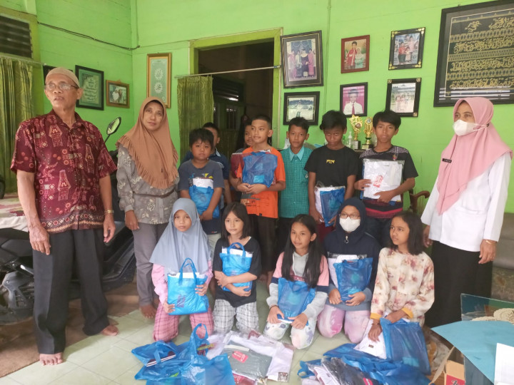 Kegiatan bantuan peralatan sekolah , baju dan jilbab  di beberapa RT   anggaran perubahan Probebaya tahun. 2022 Kelurahan Sungai Dama