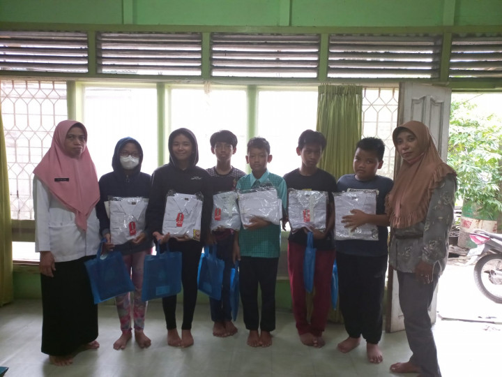 Kegiatan bantuan peralatan sekolah , baju dan jilbab  di beberapa RT   anggaran perubahan Probebaya tahun. 2022 Kelurahan Sungai Dama