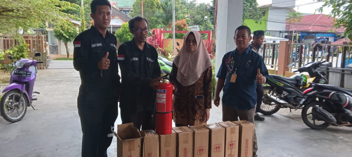 Penyerahan Apar ke Ketua RT  Kel.Sungai Dama