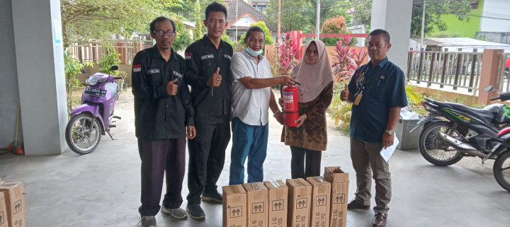 Penyerahan Apar ke Ketua RT  Kel.Sungai Dama
