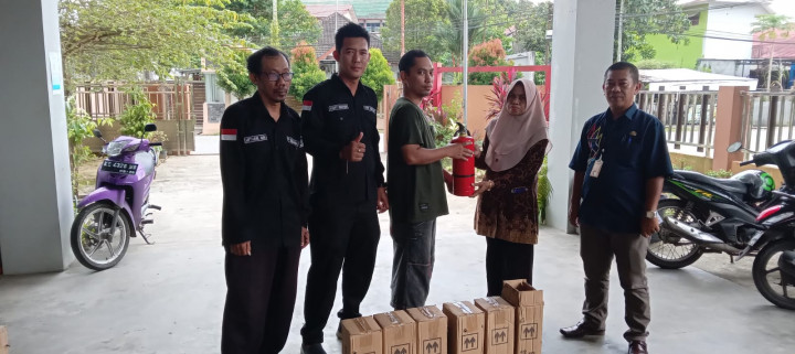 Penyerahan Apar ke Ketua RT  Kel.Sungai Dama