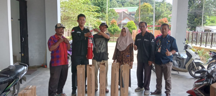 Penyerahan Apar ke Ketua RT  Kel.Sungai Dama