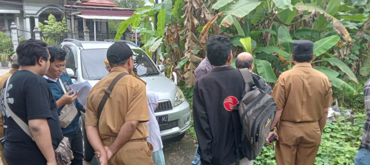 Bersama pimpinan, Ketua RT. 33, Dinas PUPR dan Konsultan melakukan peninjauan lokasi terowongan sisi Jalan Sultan Alimuddin