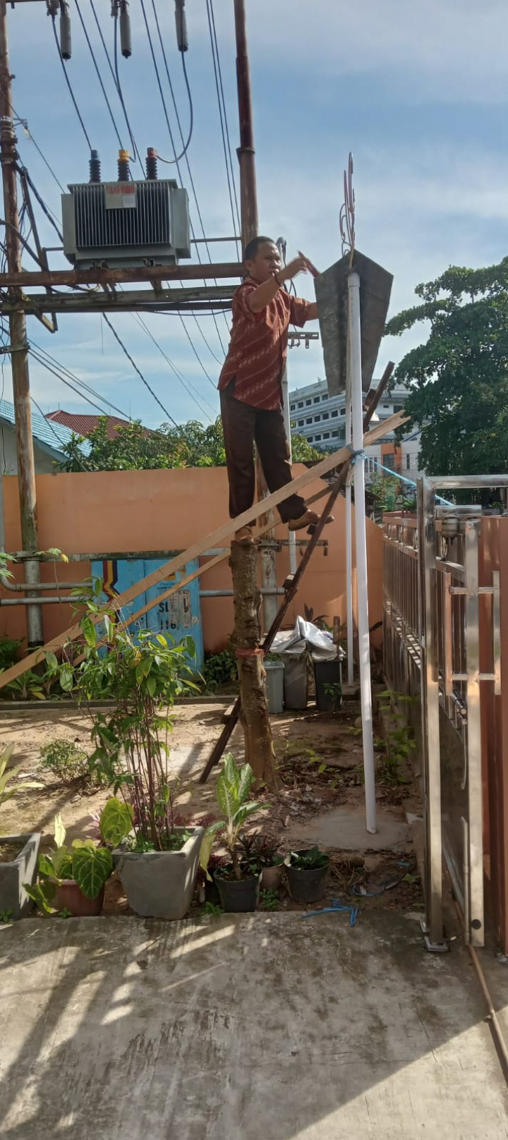Kebersamaan bersama Staf & Honorer Kelurahan sungai Dama dalam membenahi Plang Benner yang sudah rusak agar dapat difungsikan kembali, serta melaksanakan  pembibitan tanaman sawi dalam media sisa botol minuman mineral agar dapat diamanfaatkan.