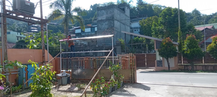 Kebersamaan bersama Staf & Honorer Kelurahan sungai Dama dalam membenahi Plang Benner yang sudah rusak agar dapat difungsikan kembali, serta melaksanakan  pembibitan tanaman sawi dalam media sisa botol minuman mineral agar dapat diamanfaatkan.