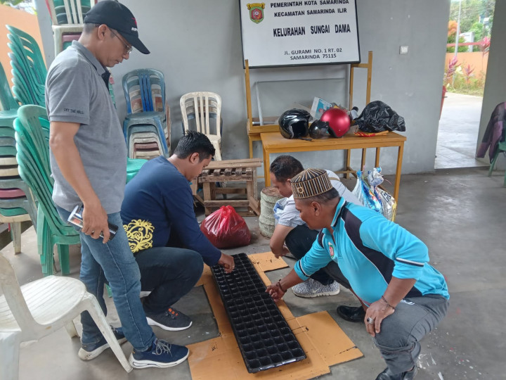 Kebersamaan bersama Staf & Honorer Kelurahan sungai Dama dalam membenahi Plang Benner yang sudah rusak agar dapat difungsikan kembali, serta melaksanakan  pembibitan tanaman sawi dalam media sisa botol minuman mineral agar dapat diamanfaatkan.