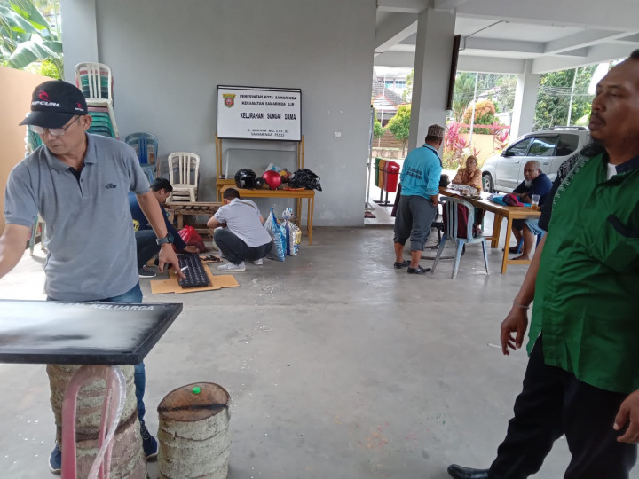 Kebersamaan bersama Staf & Honorer Kelurahan sungai Dama dalam membenahi Plang Benner yang sudah rusak agar dapat difungsikan kembali, serta melaksanakan  pembibitan tanaman sawi dalam media sisa botol minuman mineral agar dapat diamanfaatkan.
