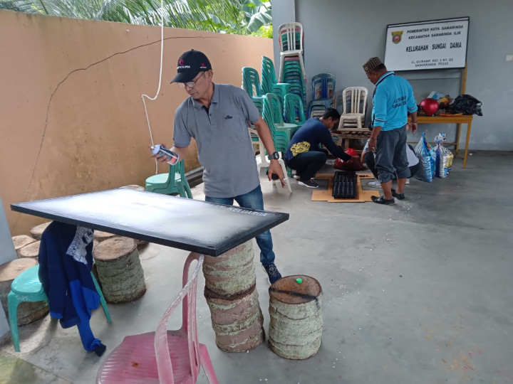 Kebersamaan bersama Staf & Honorer Kelurahan sungai Dama dalam membenahi Plang Benner yang sudah rusak agar dapat difungsikan kembali, serta melaksanakan  pembibitan tanaman sawi dalam media sisa botol minuman mineral agar dapat diamanfaatkan.