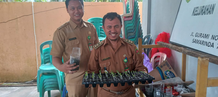Kebersamaan bersama Staf & Honorer Kelurahan sungai Dama dalam membenahi Plang Benner yang sudah rusak agar dapat difungsikan kembali, serta melaksanakan  pembibitan tanaman sawi dalam media sisa botol minuman mineral agar dapat diamanfaatkan.