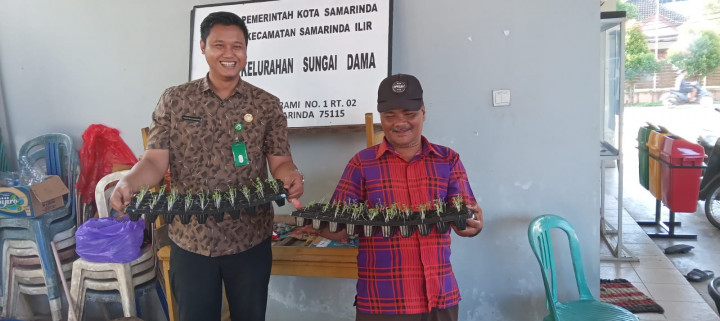 Kebersamaan bersama Staf & Honorer Kelurahan sungai Dama dalam membenahi Plang Benner yang sudah rusak agar dapat difungsikan kembali, serta melaksanakan  pembibitan tanaman sawi dalam media sisa botol minuman mineral agar dapat diamanfaatkan.