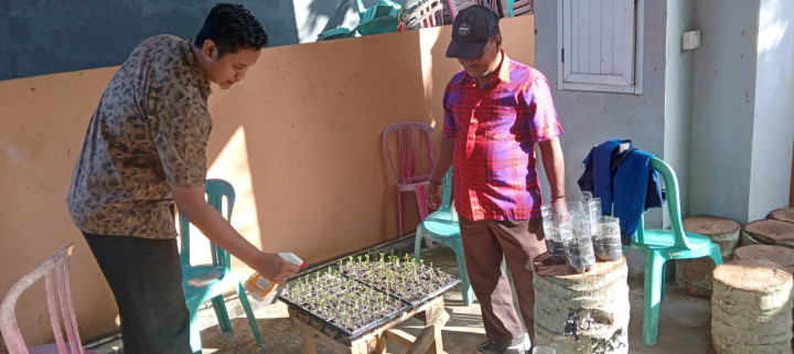 Kebersamaan bersama Staf & Honorer Kelurahan sungai Dama dalam membenahi Plang Benner yang sudah rusak agar dapat difungsikan kembali, serta melaksanakan  pembibitan tanaman sawi dalam media sisa botol minuman mineral agar dapat diamanfaatkan.
