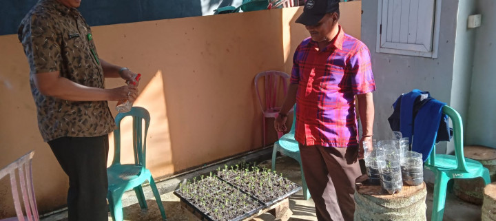 Kebersamaan bersama Staf & Honorer Kelurahan sungai Dama dalam membenahi Plang Benner yang sudah rusak agar dapat difungsikan kembali, serta melaksanakan  pembibitan tanaman sawi dalam media sisa botol minuman mineral agar dapat diamanfaatkan.
