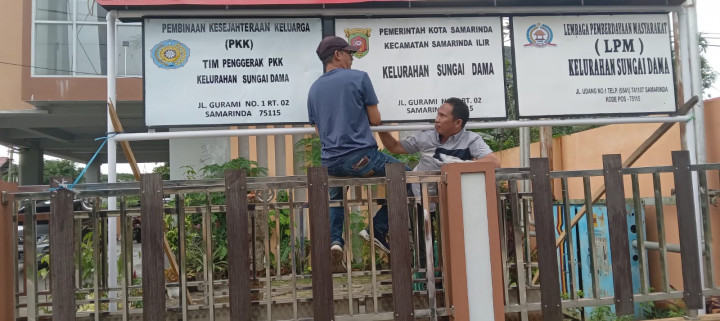 Kebersamaan bersama Staf & Honorer Kelurahan sungai Dama dalam membenahi Plang Benner yang sudah rusak agar dapat difungsikan kembali, serta melaksanakan  pembibitan tanaman sawi dalam media sisa botol minuman mineral agar dapat diamanfaatkan.