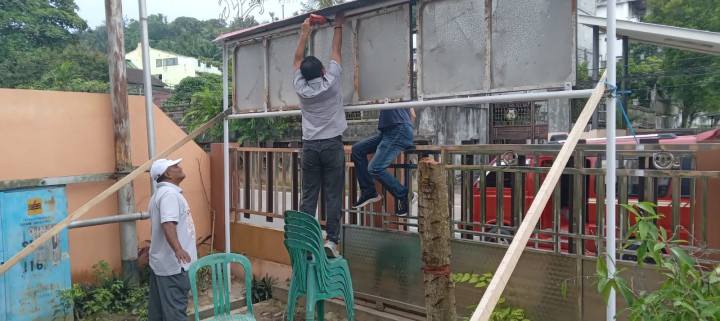Kebersamaan bersama Staf & Honorer Kelurahan sungai Dama dalam membenahi Plang Benner yang sudah rusak agar dapat difungsikan kembali, serta melaksanakan  pembibitan tanaman sawi dalam media sisa botol minuman mineral agar dapat diamanfaatkan.