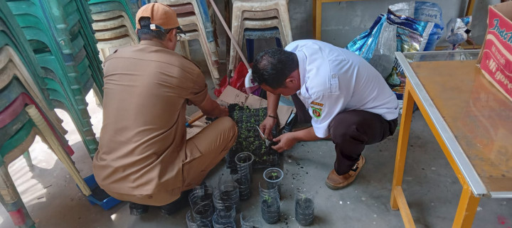 Kebersamaan bersama Staf & Honorer Kelurahan sungai Dama dalam membenahi Plang Benner yang sudah rusak agar dapat difungsikan kembali, serta melaksanakan  pembibitan tanaman sawi dalam media sisa botol minuman mineral agar dapat diamanfaatkan.