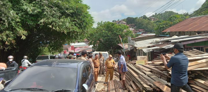 Senin, 8 Mei 2023 jam 9 pihak kecamatan, kelurahan, Satpol PP, Bhabinkantibmas dan Babinsa dipimpin Bpk Camat melakukan  monitoring dan penertiban penumpukan kayu di Jl. Otista Gn. Manggah Kel. Sungai Dama dan Sidodamai