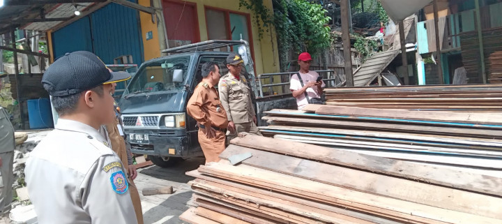 Senin, 8 Mei 2023 jam 9 pihak kecamatan, kelurahan, Satpol PP, Bhabinkantibmas dan Babinsa dipimpin Bpk Camat melakukan  monitoring dan penertiban penumpukan kayu di Jl. Otista Gn. Manggah Kel. Sungai Dama dan Sidodamai