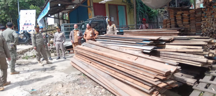 Senin, 8 Mei 2023 jam 9 pihak kecamatan, kelurahan, Satpol PP, Bhabinkantibmas dan Babinsa dipimpin Bpk Camat melakukan  monitoring dan penertiban penumpukan kayu di Jl. Otista Gn. Manggah Kel. Sungai Dama dan Sidodamai