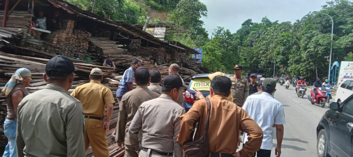Senin, 8 Mei 2023 jam 9 pihak kecamatan, kelurahan, Satpol PP, Bhabinkantibmas dan Babinsa dipimpin Bpk Camat melakukan  monitoring dan penertiban penumpukan kayu di Jl. Otista Gn. Manggah Kel. Sungai Dama dan Sidodamai