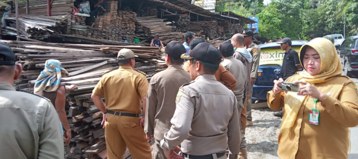 Senin, 8 Mei 2023 jam 9 pihak kecamatan, kelurahan, Satpol PP, Bhabinkantibmas dan Babinsa dipimpin Bpk Camat melakukan  monitoring dan penertiban penumpukan kayu di Jl. Otista Gn. Manggah Kel. Sungai Dama dan Sidodamai
