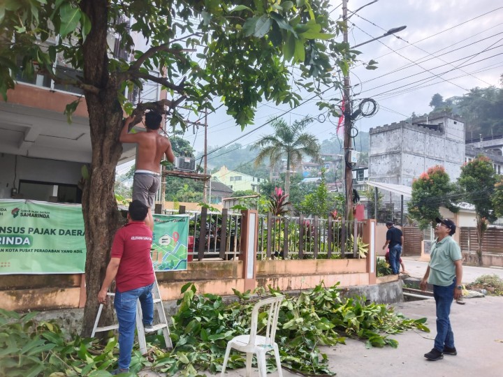 Kerja Bakti Membersihkan Taman di Kelurahan Sungai Dama