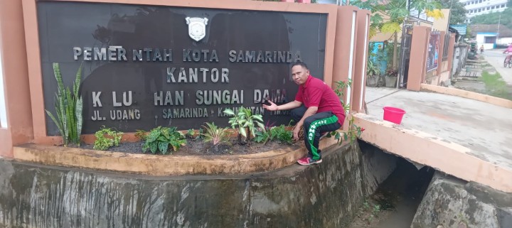 Kerja Bakti Membersihkan Taman di Kelurahan Sungai Dama