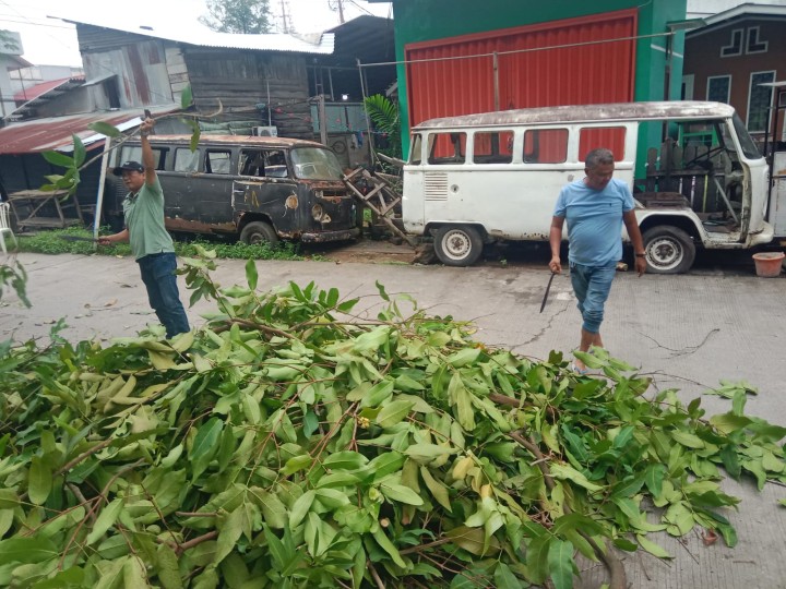 Kerja Bakti Membersihkan Taman di Kelurahan Sungai Dama