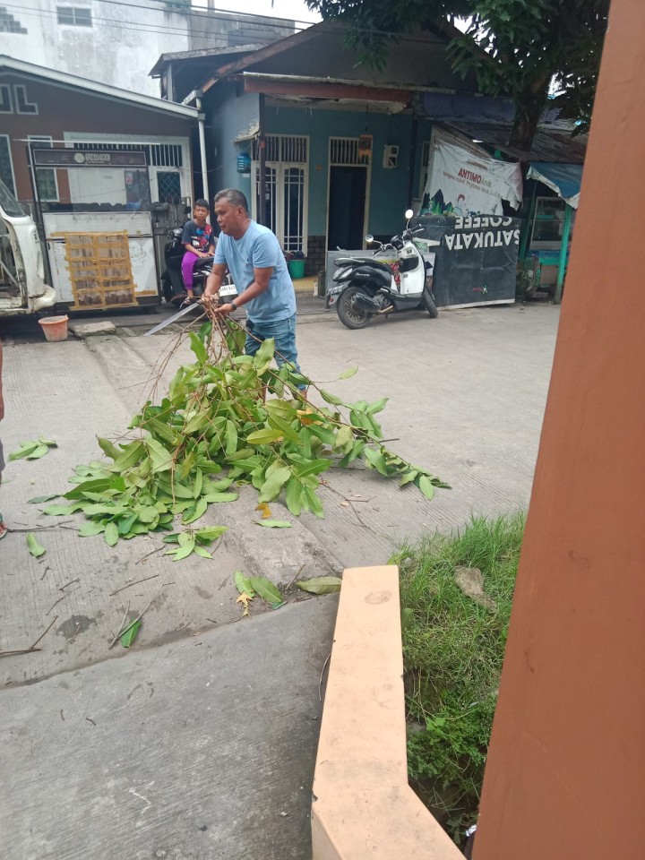 Kerja Bakti Membersihkan Taman di Kelurahan Sungai Dama