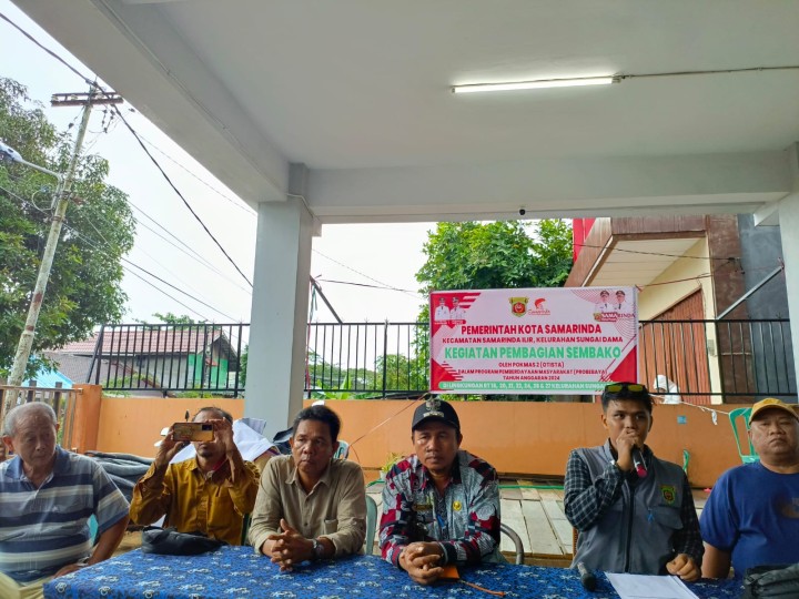 Pembagian Sembako Program Probebaya di Kelurahan Sungai Dama