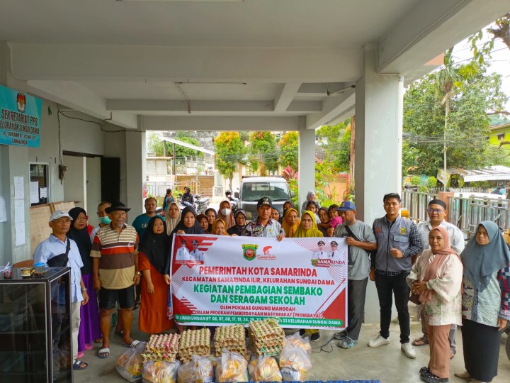 Pembagian Sembako Program Probebaya di Kelurahan Sungai Dama