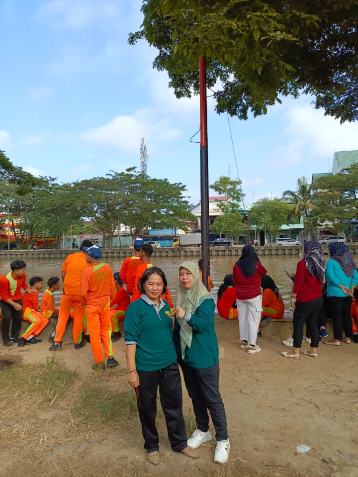 Giat Jum'at : sapu bersih sampah sungai karang mumus
