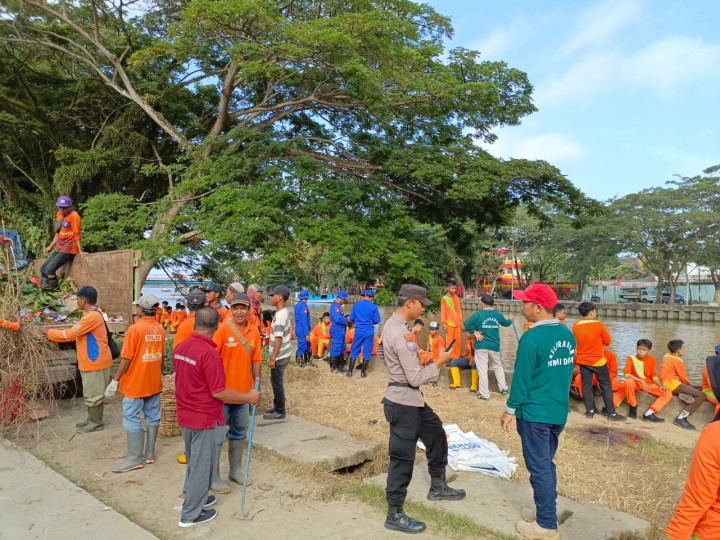 Giat Jum'at : sapu bersih sampah sungai karang mumus