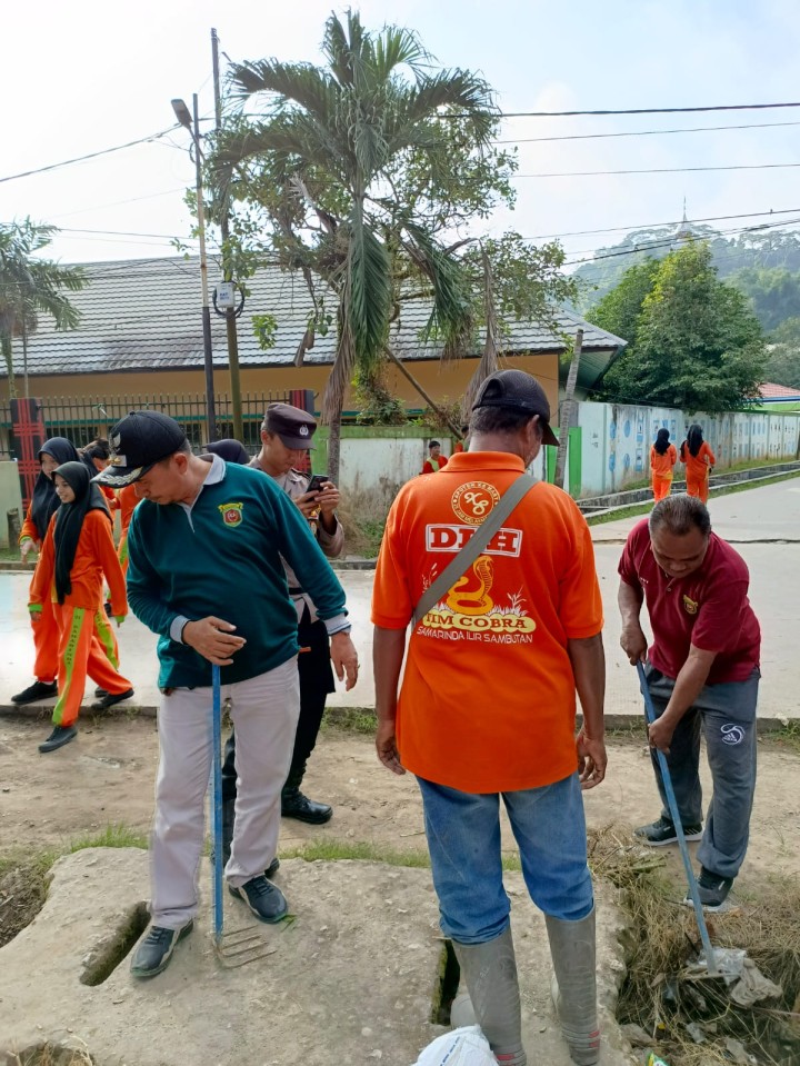 Giat Jum'at : sapu bersih sampah sungai karang mumus