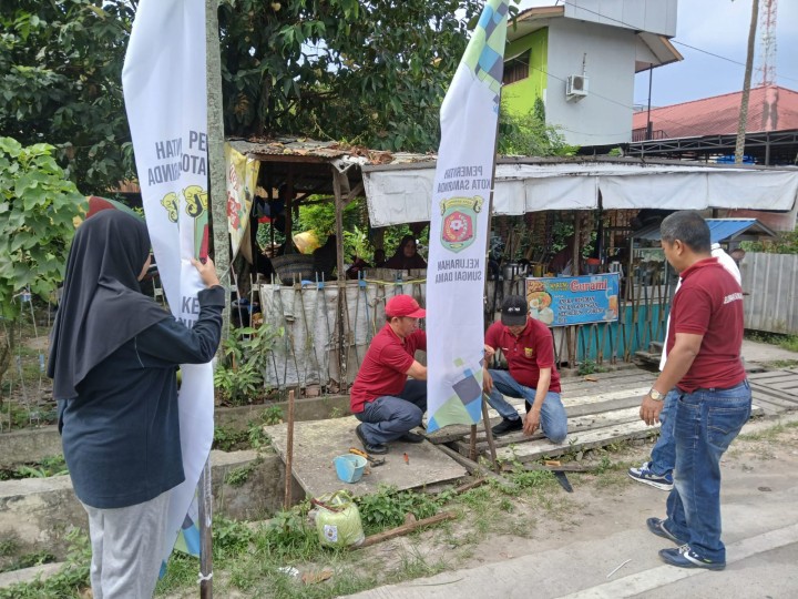 Perangkat Kelurahan Sungai Dama Bersatu, Hiasi Lingkungan dengan Umbul-Umbul
