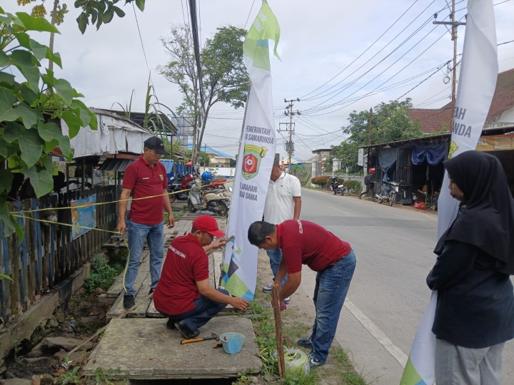 Perangkat Kelurahan Sungai Dama Bersatu, Hiasi Lingkungan dengan Umbul-Umbul